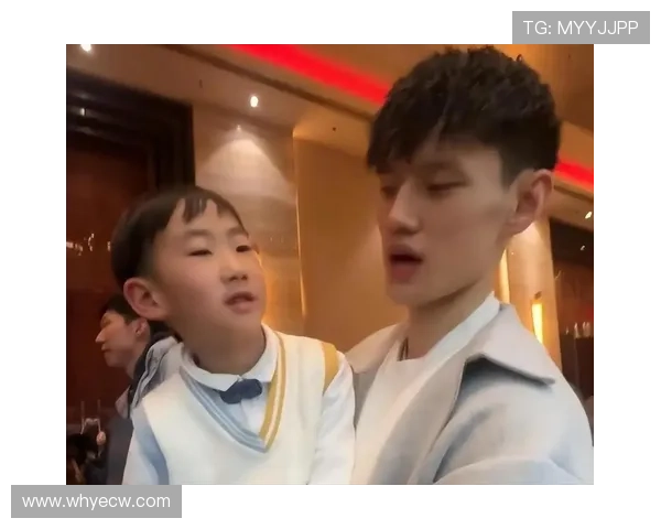 周琦儿子糊糊与曾凡博亲密互动温馨瞬间引发关注