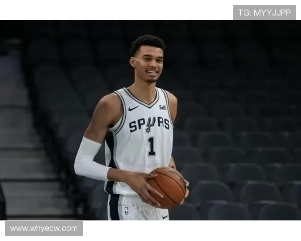 文班亚马亲自揭晓身高秘密光脚状态下竟达七尺四寸